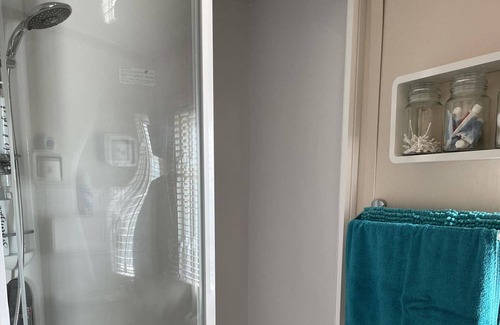 Great Yarmouth Cabin | 2 Bed-sleeps 6-free Parking-pet Friendly