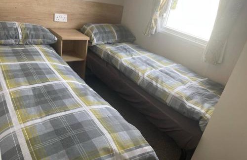 Coldingham House | 2 Bed-Sleeps 6-Patio-Parking-Pet Friendly