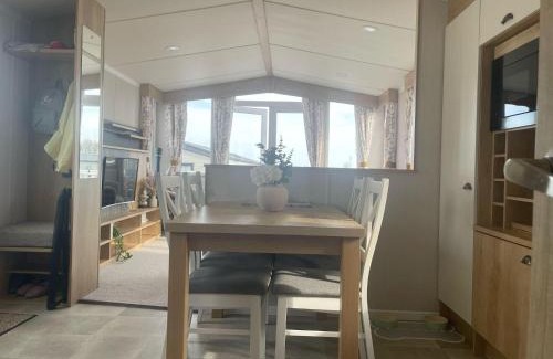 Coldingham House | 2 Bed-Sleeps 6-Patio-Parking-Pet Friendly