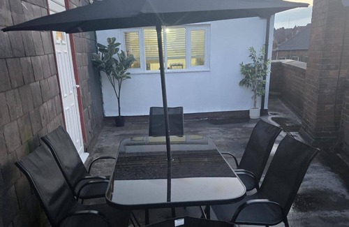 Wolverhampton Apartment | 2 Bed - Sleeps 6 - Private Balcony - City Centre