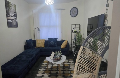 Wolverhampton Apartment | 2 Bed - Sleeps 6 - Private Balcony - City Centre