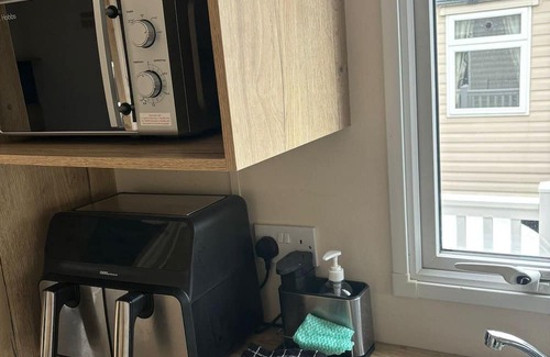 Cowes Cabin | 2 bed-Sleeps 6-Pets-Free Parking