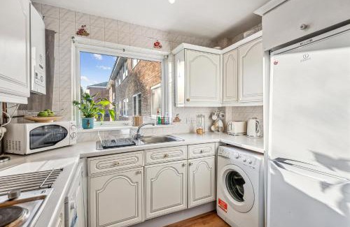 Southgate Apartment | 2-Bed spacious Flat-2-minute walk to tube station