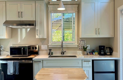Upper Dimond House | 2-Bed Tiny Home Retreat in Urban Oasis — Kolibrie Huis Near SF & Lake Merritt