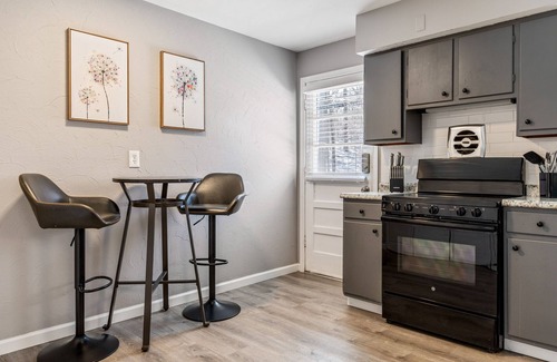 St. Charles House | 2 Bed Townhome w/Backyard and Laundry by StayLage