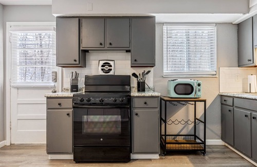 St. Charles House | 2 Bed Townhome w/Backyard and Laundry by StayLage