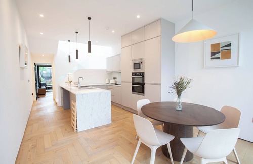 Ballsbridge House | 2-Bed Townhouse | Garden & Private Parking in D04