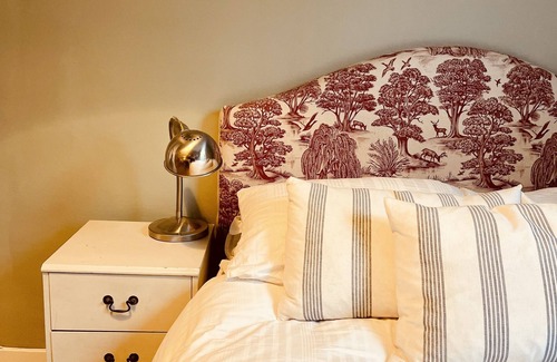 Golborne House | 2 bed Victorian townhouse Queens Park, Westminster, 5 mins from Portobello rd