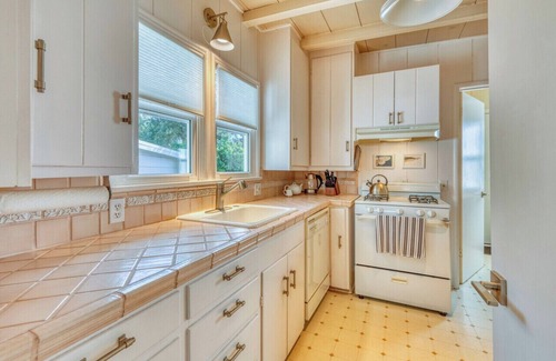 Northeast Carmel House | 2 bedroom ,1.5 bath Beach Cottage Close to Downtown Carmel