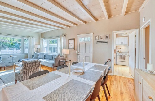 Northeast Carmel House | 2 bedroom ,1.5 bath Beach Cottage Close to Downtown Carmel
