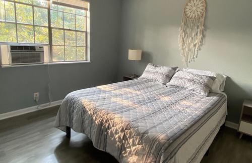 Knoxville Apartment | 2 bedroom/1 bath apartment. Top floor. 10 minutes from downtown Knoxville, TN.