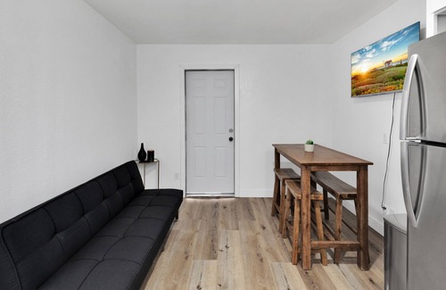 Oxnard Apartment | 2 bedroom 1 bath guesthouse