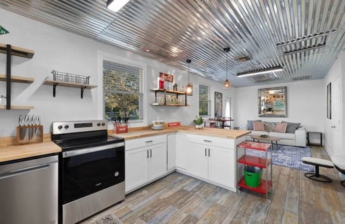 Biggar Apartment | 2 bedroom, 1 bath pool view Private suite