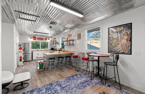 Biggar Apartment | 2 bedroom, 1 bath pool view Private suite