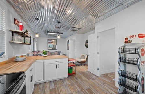 Biggar Apartment | 2 bedroom, 1 bath pool view Private suite