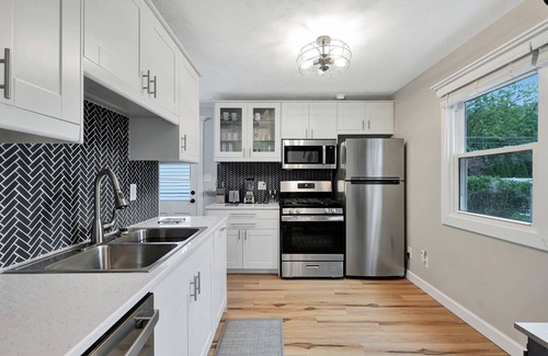 Bloomington House | 2 Bedroom 1 Bathroom Gem