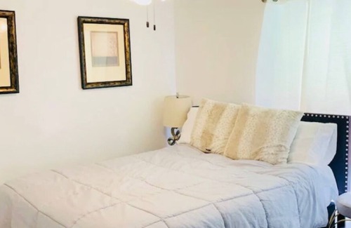 Hitchcock House | 2 Bedroom 1 Bathroom Vaction Townhome