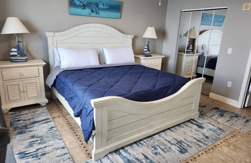 Panama City Beach Resort | 2 bedroom 2 bathroom Condo Emerald beach 2430nFree" 2 Beach chairs & 1 umbrella!