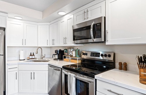 University District Apartment | 2 Bedroom 2 Bath Comfy Apartment minutes from University of Washington
