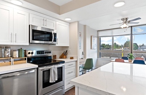 University District Apartment | 2 Bedroom 2 Bath Comfy Apartment minutes from University of Washington