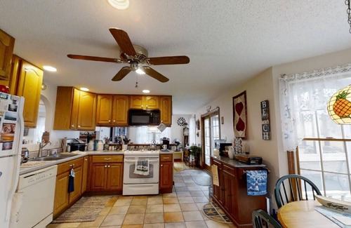 North Eastham House | 2 bedroom 2 bath one mile from beaches