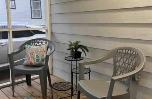 Covington House | 2 bedroom/2 bath Short walk to the square
