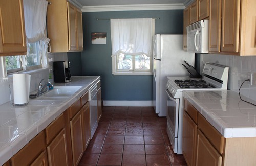 Lantern District House | 2 Bedroom 2 Bath Sleeps 6 Walk to Beach PCH free parking, dog friendly