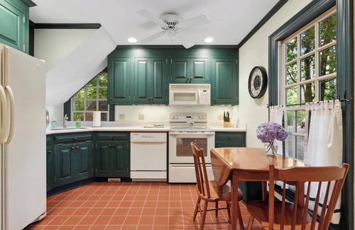 White Stone Cottage | 2 bedroom/2 bathroom Woodland Retreat in Hub City with Backyard + Fire Pit