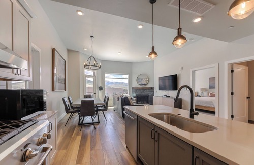 Park City Condo | 2 Bedroom/2 Bathroom Condo with Pool, hot tub, sauna/steam and Views!