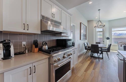 Park City Condo | 2 Bedroom/2 Bathroom Condo with Pool, hot tub, sauna/steam and Views!