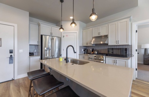 Park City Condo | 2 Bedroom/2 Bathroom Condo with Pool, hot tub, sauna/steam and Views!