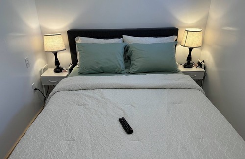Ottawa Division Apartment | 2-bedroom & 2-bathroom & living room apartment in enjoyable Ottawa with WiFi, AC