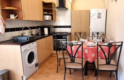Rochdale Apartment | 2 Bedroom 4 Bed Family Flat Free Parking Wi-Fi near Rochdale Tram Rail Station