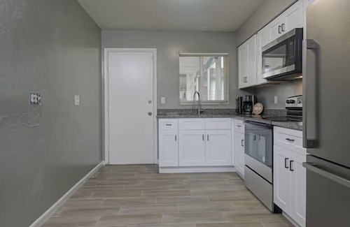 Westminister Apartment | 2 Bedroom 660142 by Houzlet