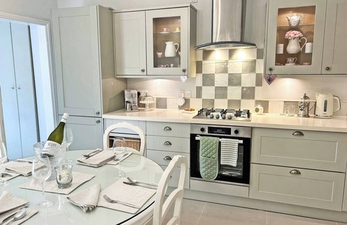 Frinton-on-Sea Cottage | 2 bedroom accommodation in Frinton-on-Sea