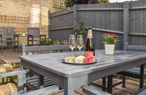 Cheltenham Cottage | 2 bedroom accommodation in Cheltenham