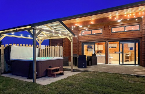 Hollym Ski Chalet | 2 bedroom accommodation in Withernsea