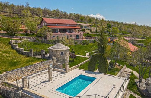 Kijevo House | 2 bedroom accommodation in Kijevo