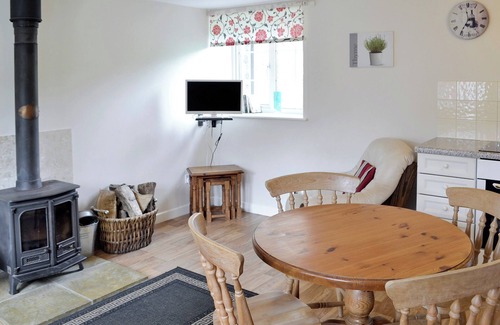 Bridport Cottage | 2 bedroom accommodation in Wootton Fitzpaine, near Charmouth