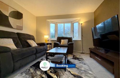 Woking Apartment | 2 Bedroom Ap Close to Woking town with Free Parking