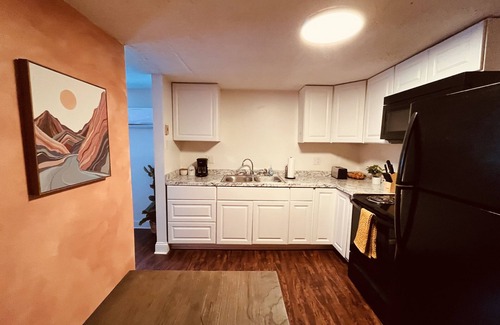 Knoxville Apartment | 2 bedroom apartment: 10 minute drive to UT, convention center,downtown Knoxville