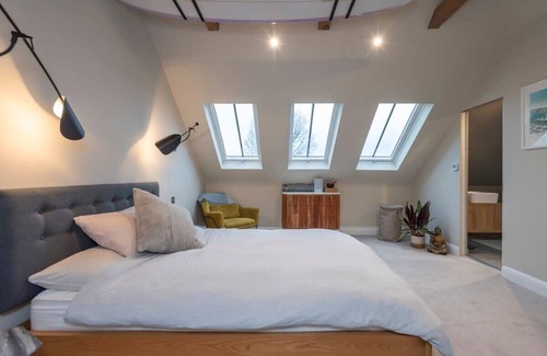 Coombe Hill Apartment | 2 bedroom apartment - 200m from Richmond Park