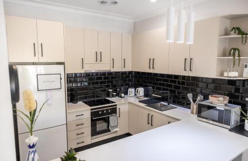 Ashfield Apartment | 2 bedroom Apartment in Ashfield, 200m to train station,Free Parking