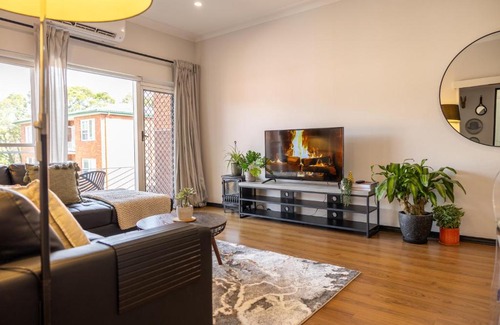 Ashfield Apartment | 2 bedroom Apartment in Ashfield, 200m to train station,Free Parking