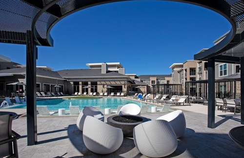 Richmond Apartment | 2-bedroom apartment in awesome Richmond: pool, jacuzzi, pool table, fitness room