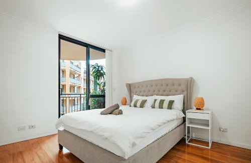 Darling Harbour Apartment | 2 Bedroom Apartment Pyrmont with Balcony
