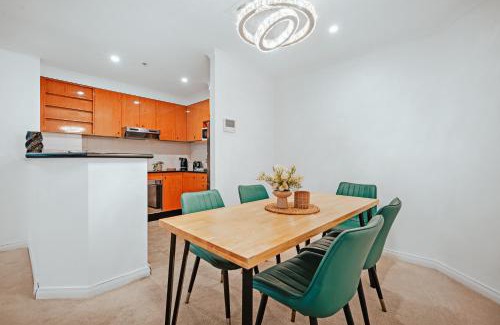 Darling Harbour Apartment | 2 Bedroom Apartment Pyrmont with Pool and Gym Access