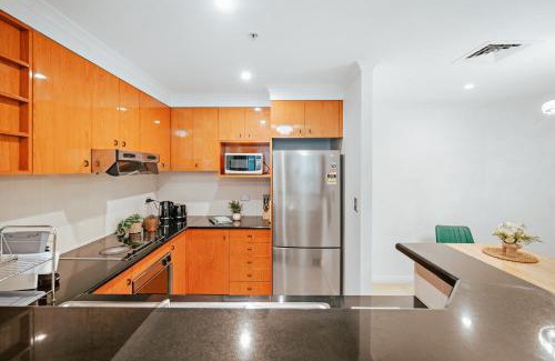 Darling Harbour Apartment | 2 Bedroom Apartment Pyrmont with Pool and Gym Access
