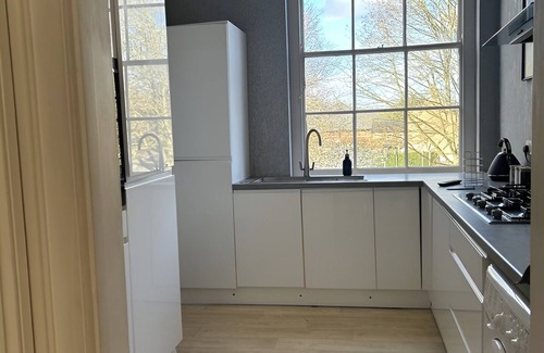 Grimsby Apartment | 2 Bedroom Apartment with Private Kitchen and Bathroom
