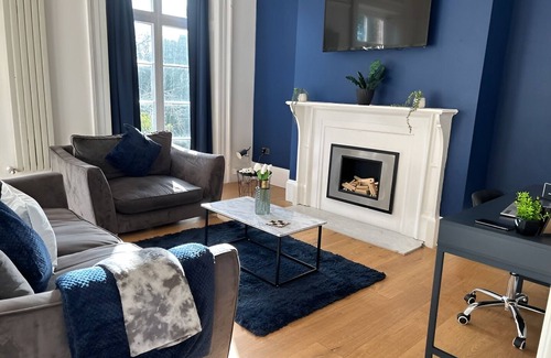 Grimsby Apartment | 2 Bedroom Apartment with Private Kitchen and Bathroom